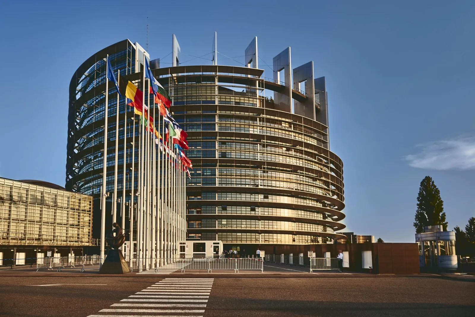 Budynek Parlamentu Europejskiego w Strasburgu - unijne instytucje, w tym nowy urząd AMLA