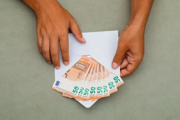 Czy fundacja musi stosować ustawę AML? Płatności gotówkowe od 10 000 euro