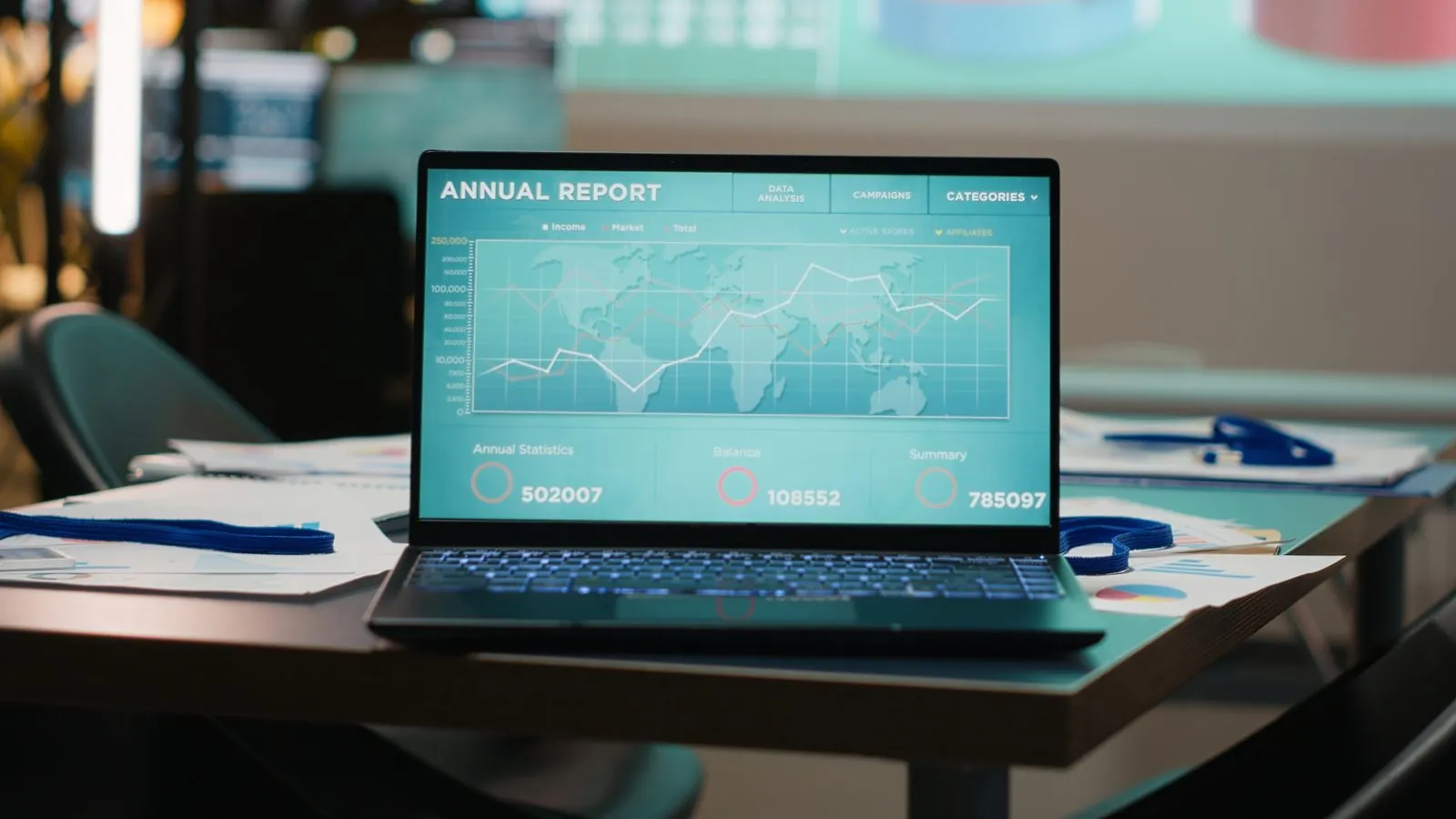 Laptop z raportem analitycznym na ekranie - RegTech w compliance